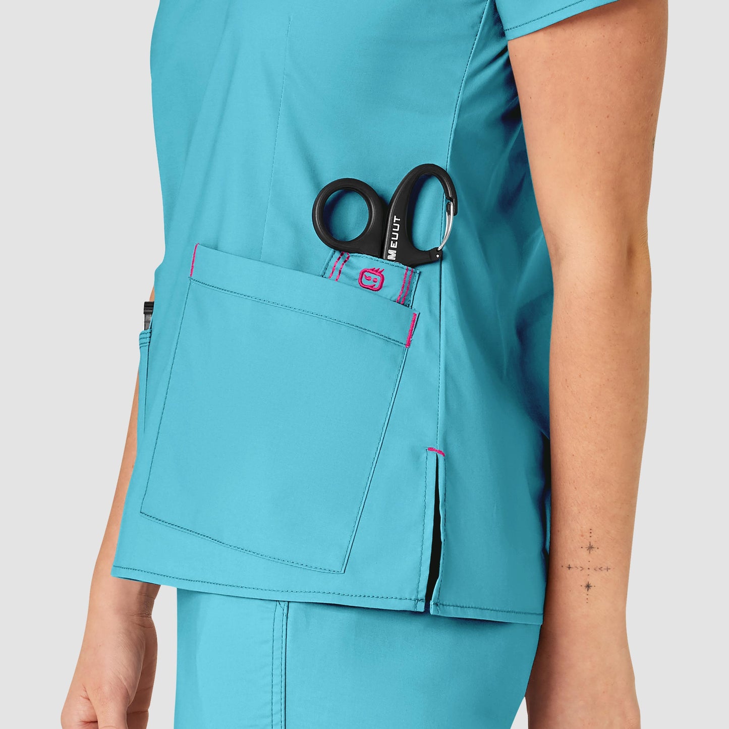 Blusa médica con cuello en V Verity para mujer