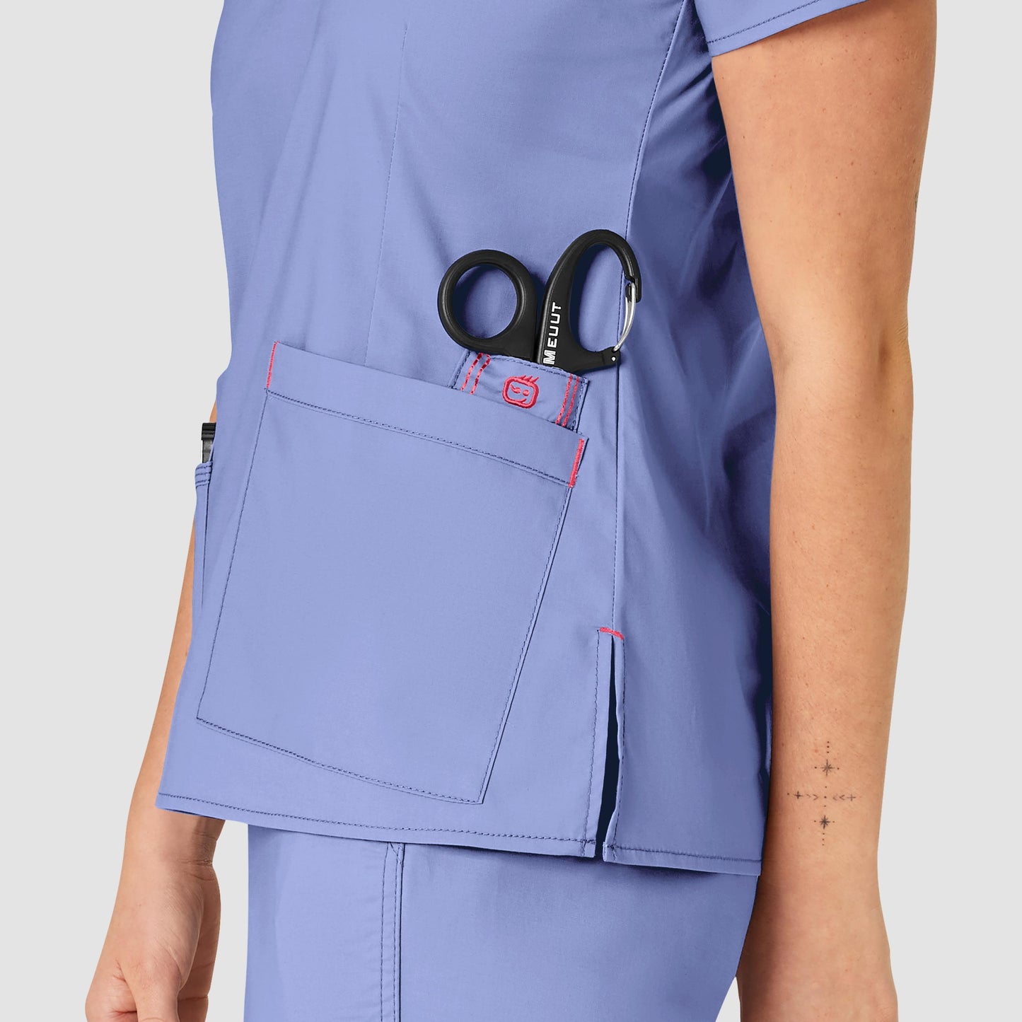 Blusa médica con cuello en V Verity para mujer