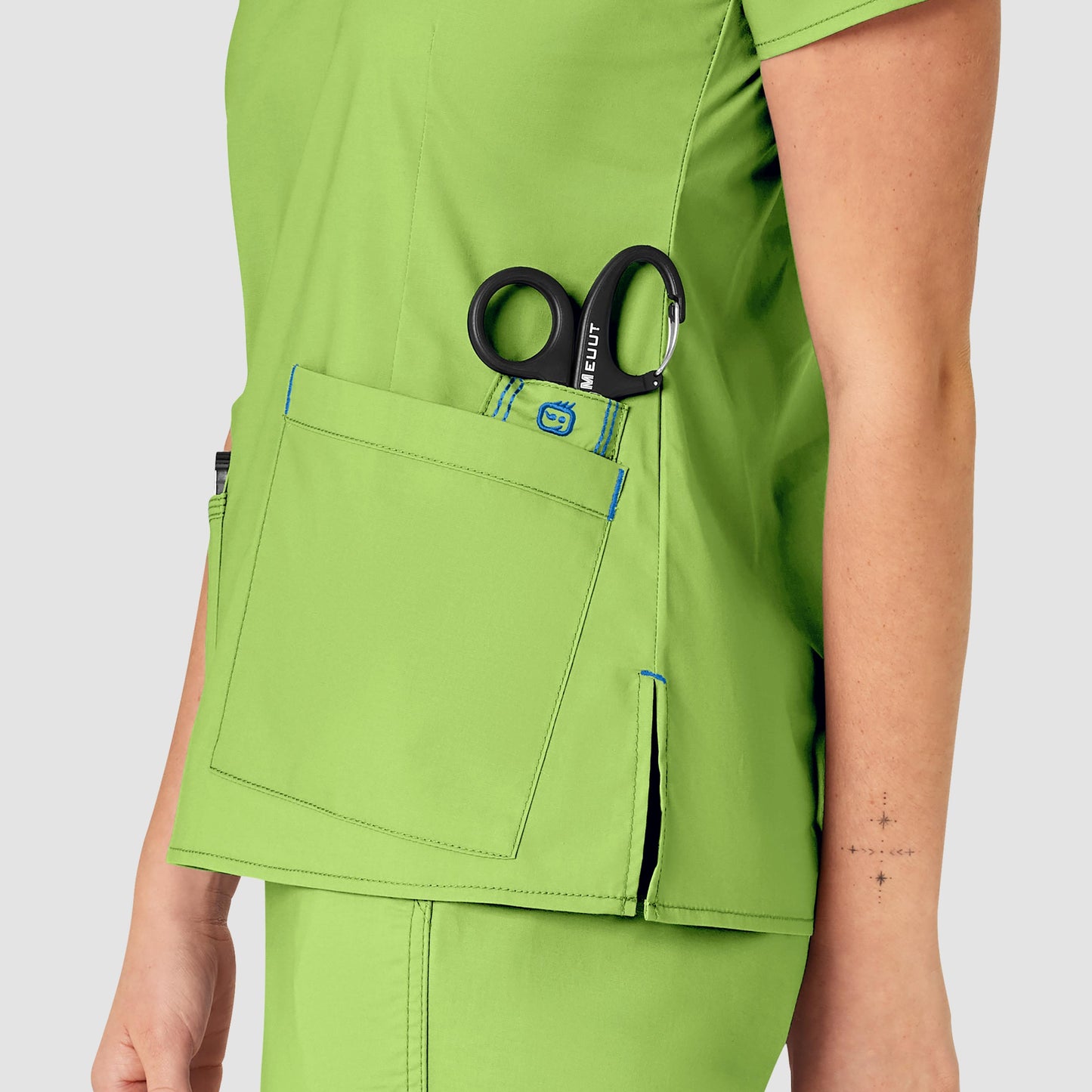 Blusa médica con cuello en V Verity para mujer