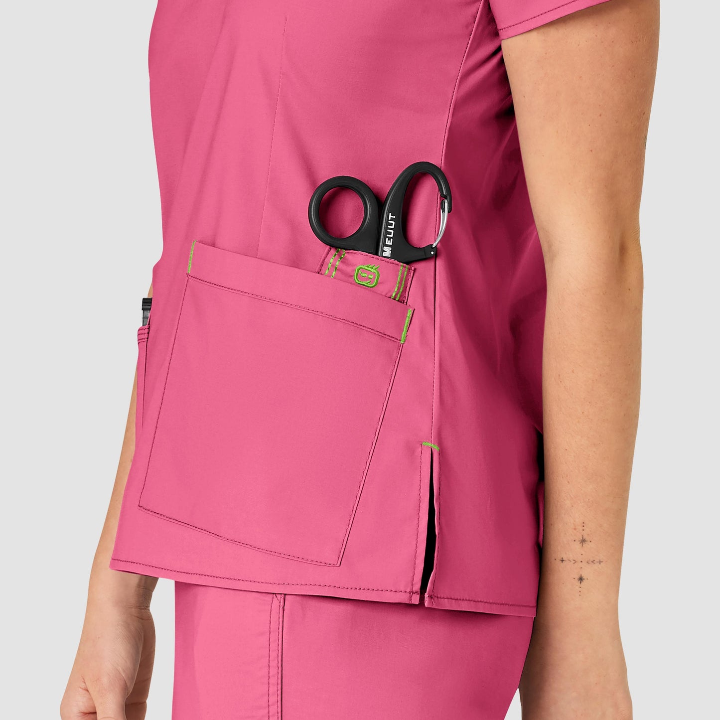 Blusa médica con cuello en V Verity para mujer